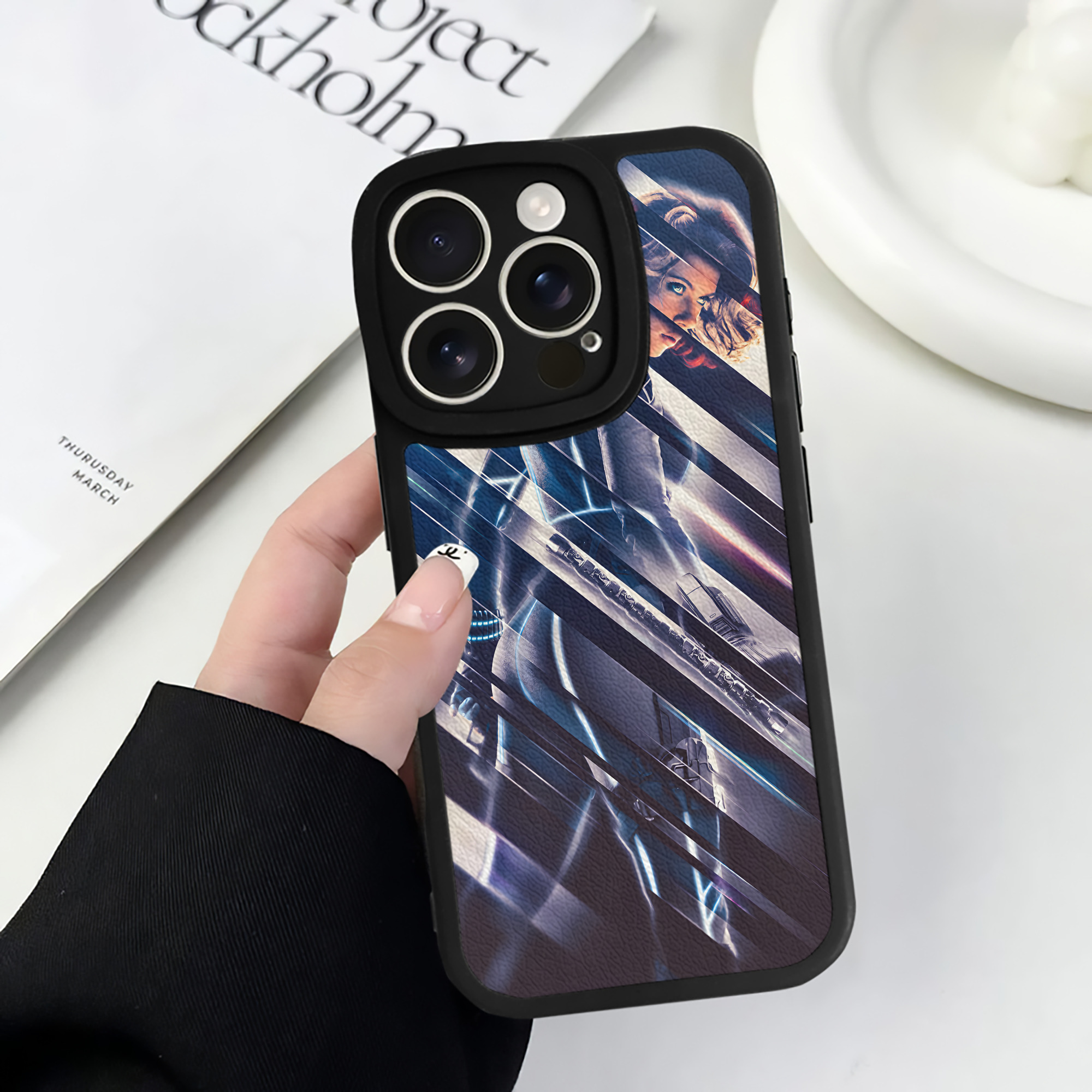 （画像用） アベンジャーズ The Avengers 【iPhone 16シリーズ対応】シリコンスマホケース（レザー調） 材質：シリコン